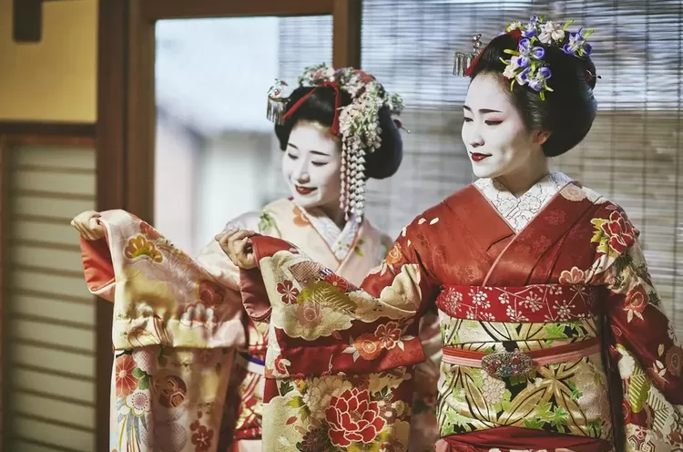 transformasi-kecantikan-wanita-jepang-di-era-globalisasi-dari-kimono-hingga-fashion-kontemporer